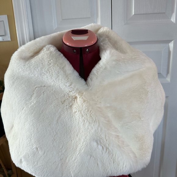 Vince Camuto Cape - Picture 4 of 5